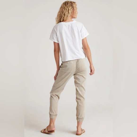 Bella Dahl Pocket Joggers in soft Khaki - Picture 2 of 4